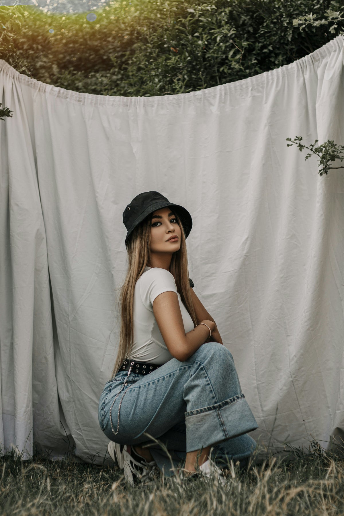 How to Style a Women's Bucket Hat With Casual Summer Outfits